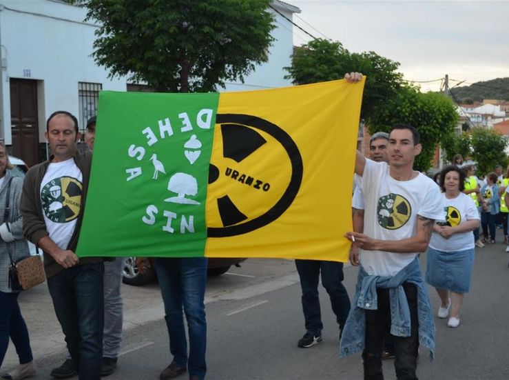 Extremeos y portugueses se manifiestan en Villanueva del Fresno contra la mina de uranio
