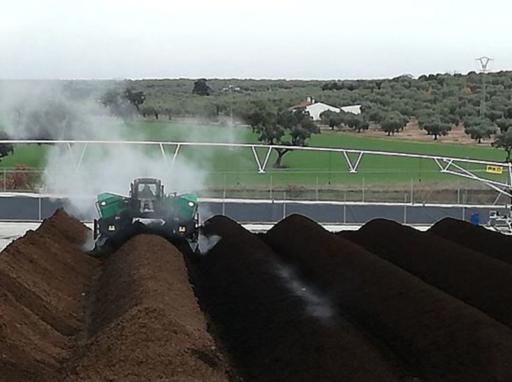 Valorares inicia las primeras aplicaciones compost en polvo en via y olivar en la regin