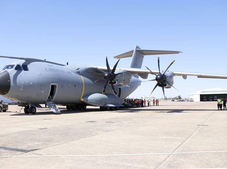 El nuevo avin militar Airbus A400M aterriza en la Base Area de Talavera la Real 