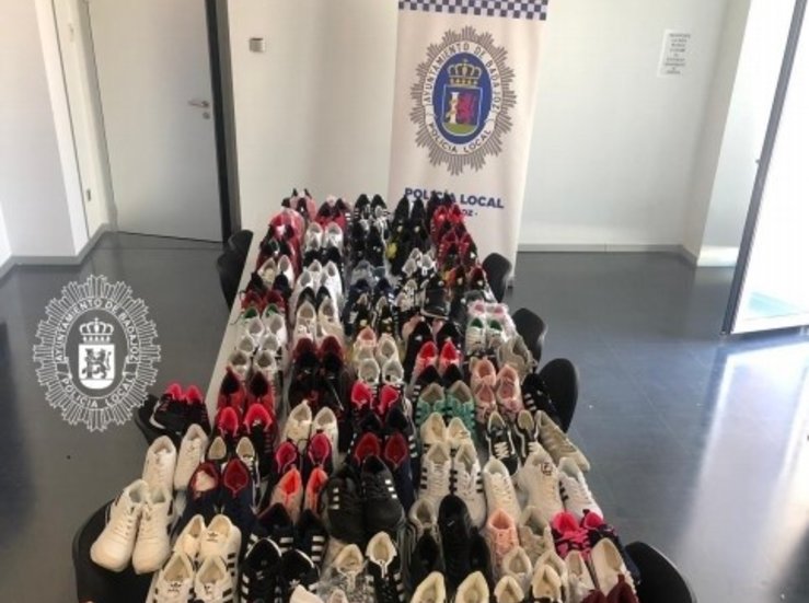 Intervenidos 125 pares de zapatillas y 15 bolsos falsificados en el mercadillo de Badajoz