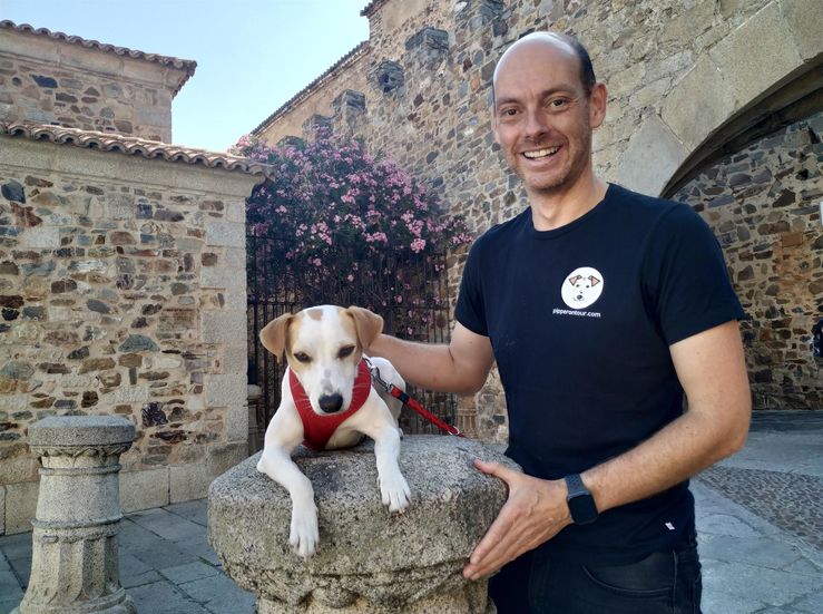 Pipper el primer perro turista llega a Cceres para impulsar los viajes con mascota