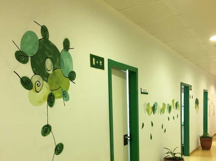 Estudiantes de Arte decoran paredes de Radioterapia y Oncologa del Hospital de Plasencia