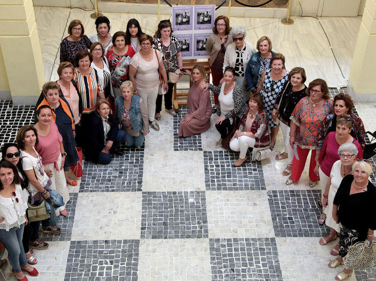 Diputacin de Badajoz expone unas fotografas para poner en valor el papel de las abuelas