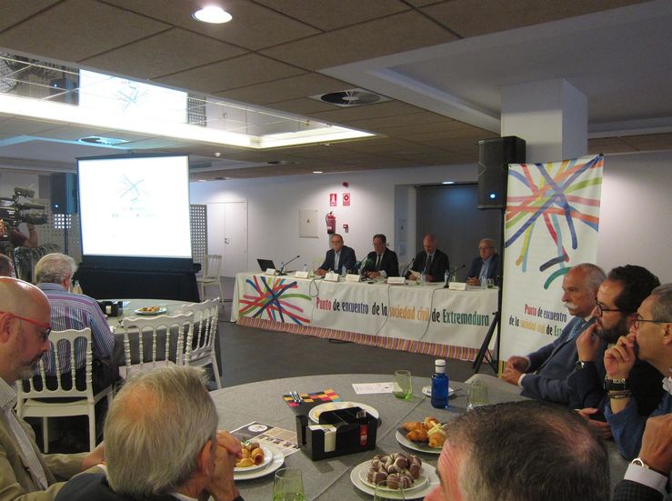 La plataforma Punto de encuentro analiza en Badajoz los retos polticos de la regin