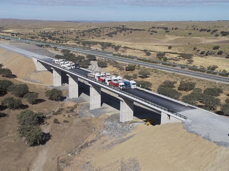 Adif AV realiza las pruebas de carga en viaducto del tramo Estacin de Plasenciaramales 