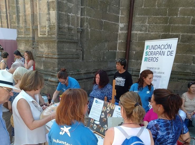 Voluntarios de la Caixa recolectan 867 euros en el mercadillo solidario del Martes Mayor