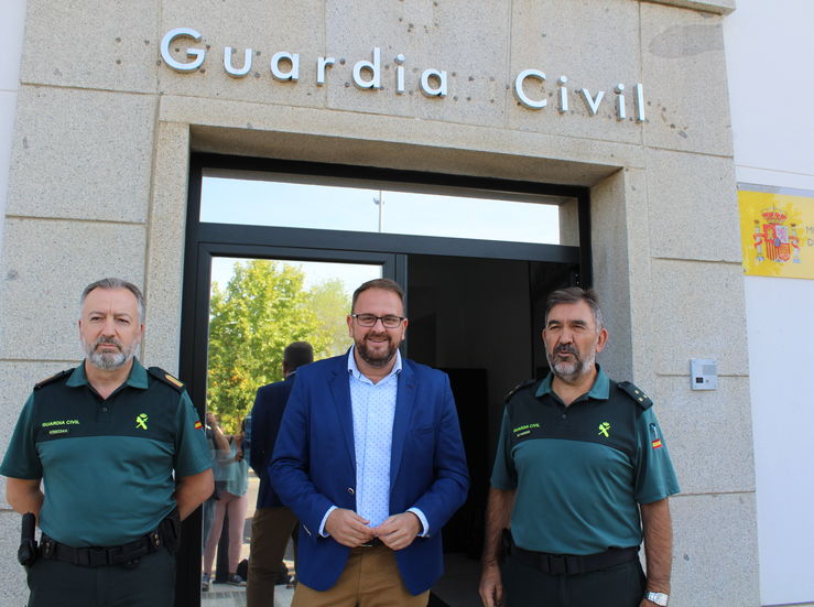 El alcalde de Mrida visita el Cuartel de la Guardia Civil en La Argentina