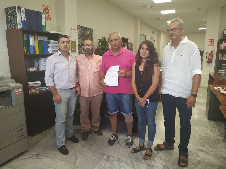 Unidas por Extremadura recoge 1338 firmas en Santa Marta para protestar por falta autobs