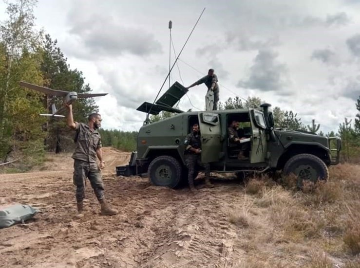 Militares Brigada Extremadura XI en Letonia rescatan a anciana perdida en un bosque