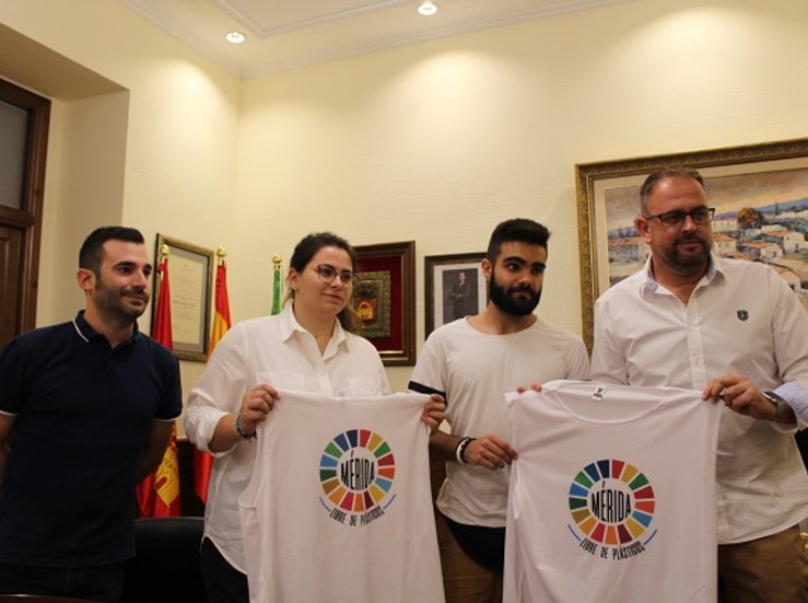El alcalde de Mrida recibe a los jvenes voluntarios del grupo Concinciate