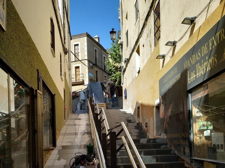 La calle Alzapiernas de Cceres se abre al trnsito sin funcionar la escalera mecnica