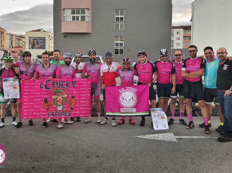 Club Ciclista Fucky dona 834 euros al refugio de animales San Jorge de Cceres