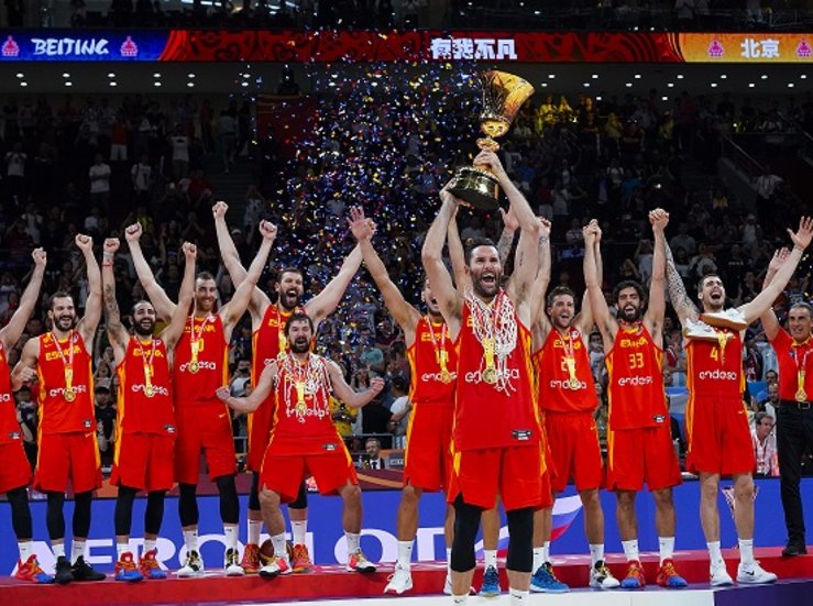 Llegan a Don Benito copas Mundo y Europa ganadas por las selecciones espaolas baloncesto 