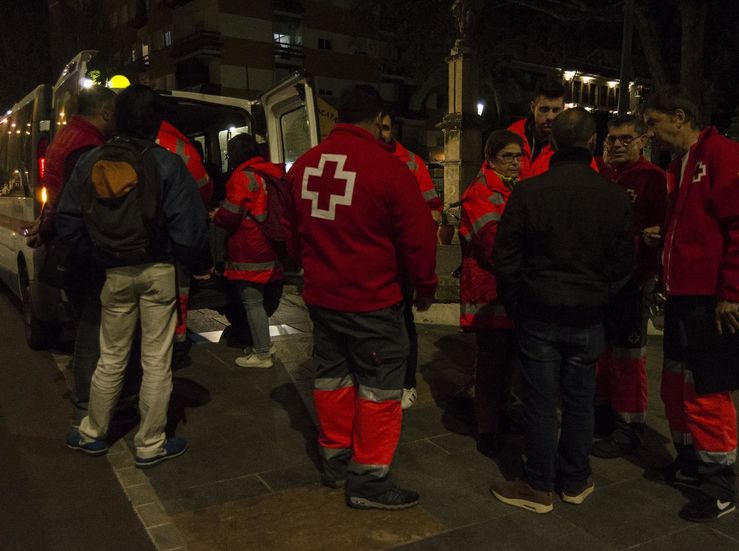 Voluntarios de Cruz Roja recorren Cceres y Badajoz para atender a personas sin hogar 