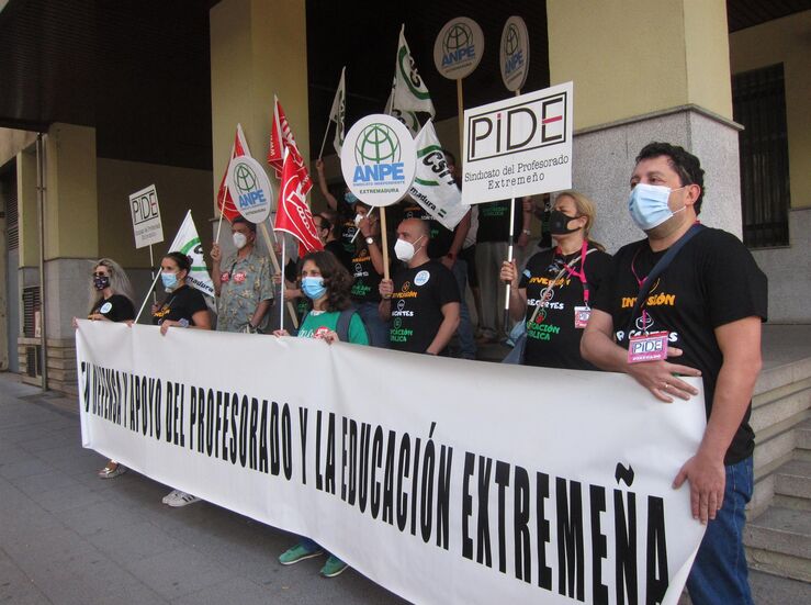 Representantes sindicales se concentran en Badajoz contra recortes en la educacin pblica