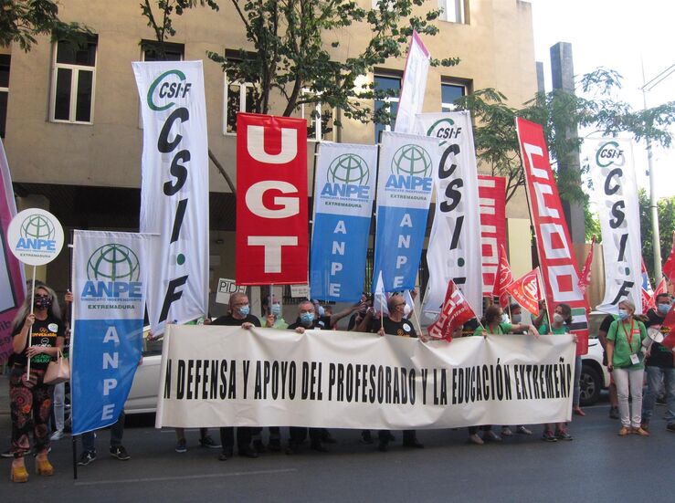 200 personas protestan en Badajoz contra recortes en educacin y falta planificacin