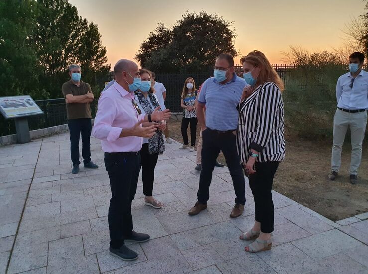 El alcalde de Mrida recepciona la iluminacin de la coronacin de la presa de Proserpina