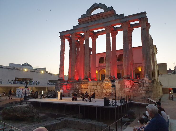 El Templo de Diana de Mrida se ilumina con los colores de la bandera de Espaa 