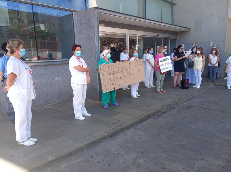 Celadores complejo hospitalario de Cceres piden mayor reconocimiento de su profesin
