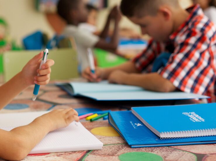 700 menores de la provincia de Cceres reciben lotes escolares de La Caixa