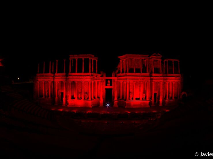 El Teatro Romano de Mrida se ilumina de rojo en apoyo al sector de espectculos y eventos