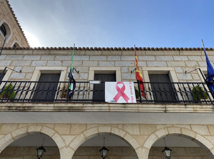 Ayuntamiento Coria luce un lazo rosa para concienciar sobre la lucha contra cncer de mama