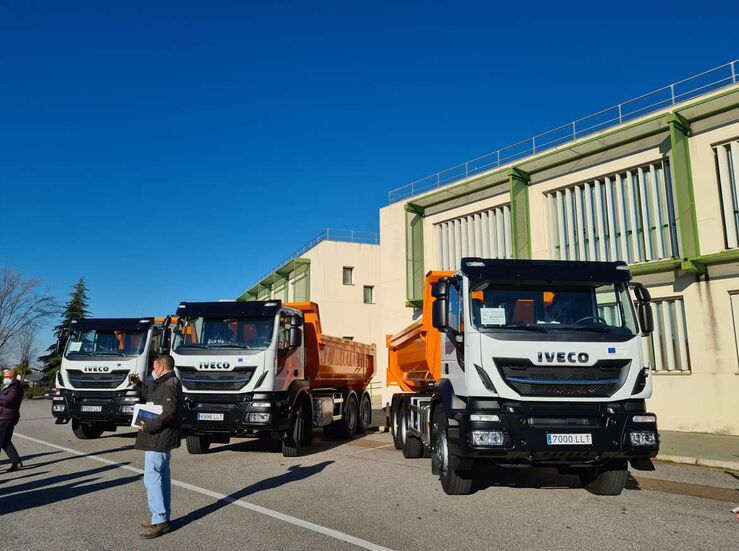 La Junta entrega camiones a mancomunidades Sierra de San Pedro Tentuda y Sierra Suroeste