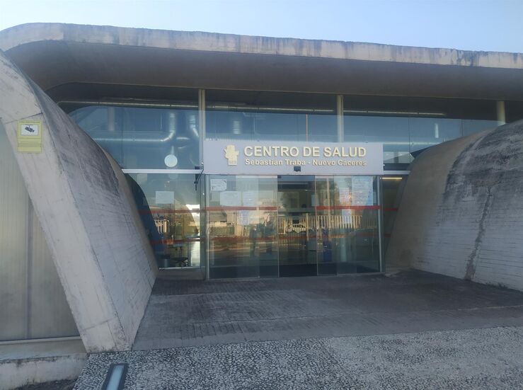 Centro Salud Nuevo Cceres muestra nombre del mdico Sebastin Traba fallecido por Covid