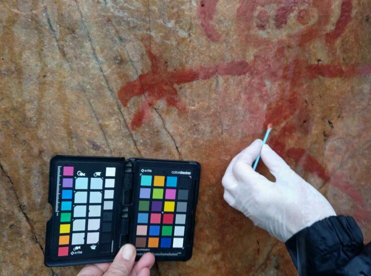Patrimonio limpia pintadas vandlicas hechas sobre las rupestres del Risco de San Blas