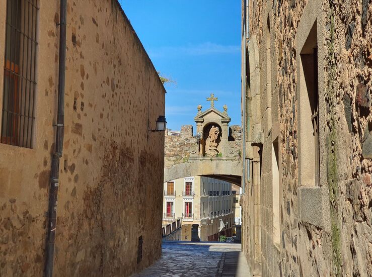 Obras en la muralla de Cceres restringen trfico rodado y peatonal en Arco de la Estrella