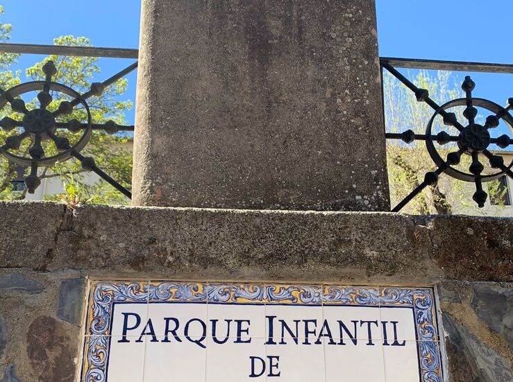 Parque de Gloria Fuertes en Cceres ya luce su nombre en una placa con azulejos