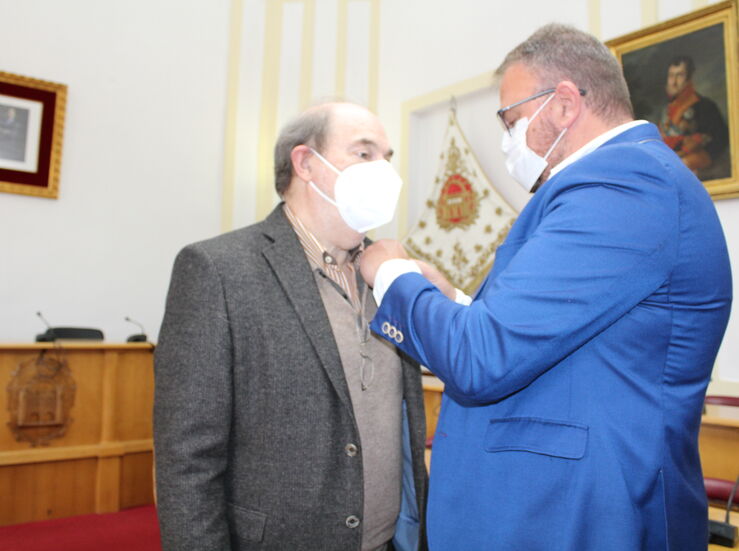 El alcalde de Mrida agradece la labor del tcnico municipal de Sanidad Miguel Saiz 