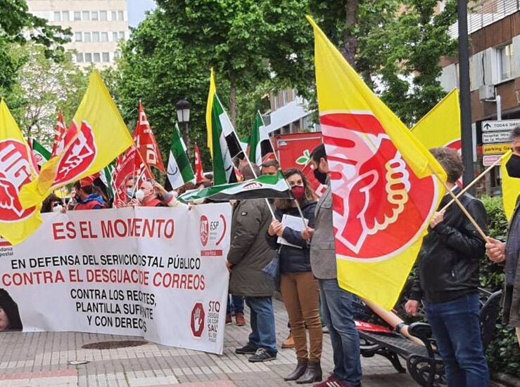 Representantes CCOO y UGT protestan en Cceres contra el desguace de Correos