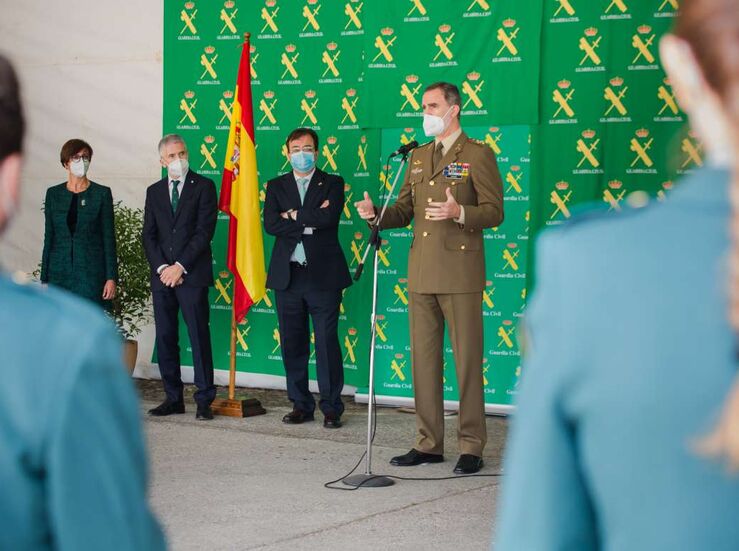Rey Felipe VI visita el puesto de la Guardia Civil de Valencia de Alcntara entre aplausos