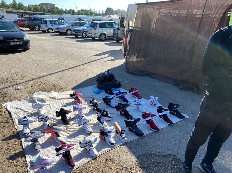 La Polica Local de Mrida interviene 32 pares de zapatillas en el Mercadillo