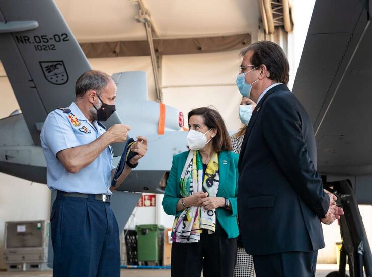 La ministra de Defensa visita la Base Area de Talavera la Real