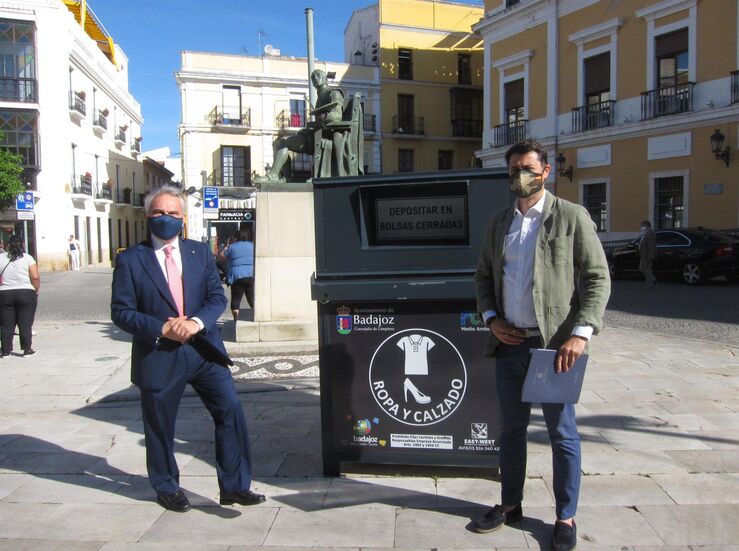 Badajoz cuenta con 10 contenedores repartidos por barrios para recogida de ropa y calzado