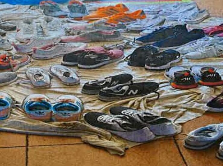Polica Local Mrida interviene en el mercadillo varios pares de zapatillas falsificadas