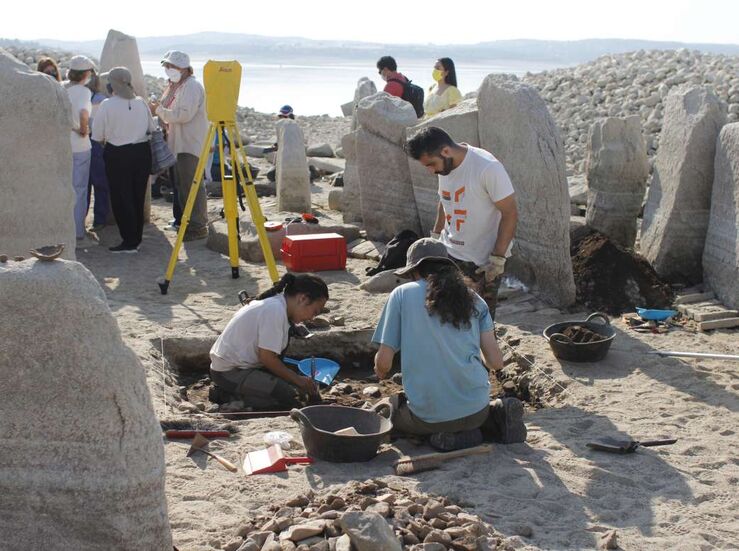 Equipo multidisciplinar trabaja en catalogacin y conservacin entorno dolmen Guadalperal
