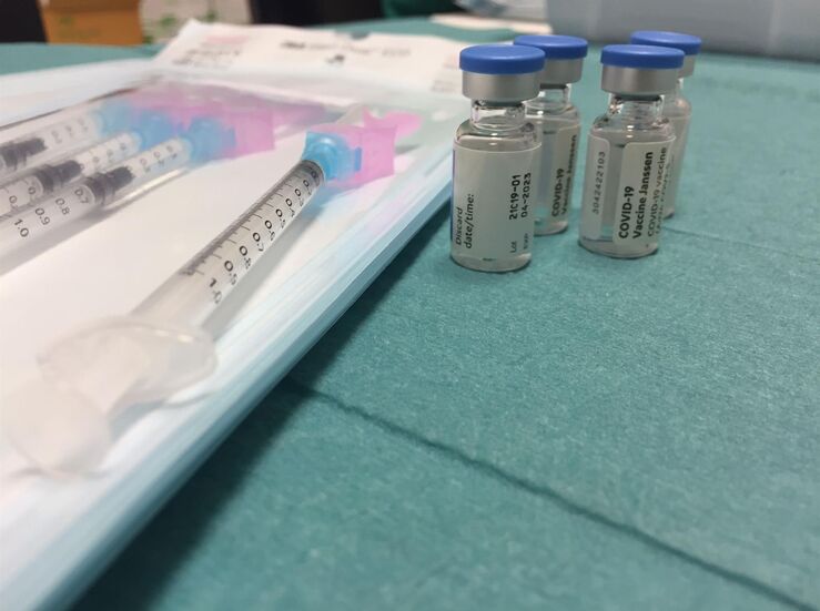 Sanidad y CCAA acuerdan enviar 25000 dosis de vacunas a Ceuta como medida preventiva