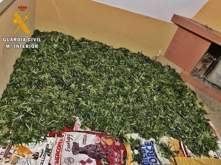 Intervienen en Los Guadalperales una furgoneta cargada con 46 kilos de marihuana