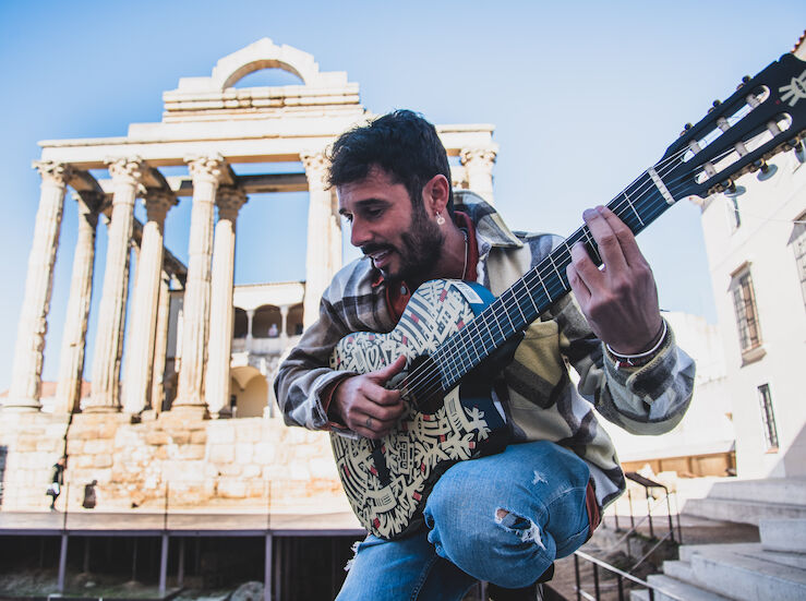 El gaditano Antoito Molina promociona en Mrida su nuevo single Y te voy a querer
