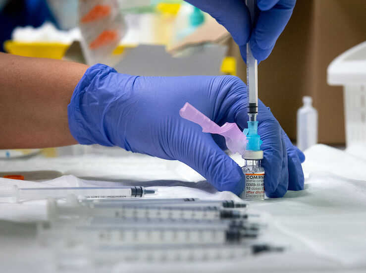 Junta destina 43 millones a vacunas frente Virus Respiratorio Sincitial bebs y adultos