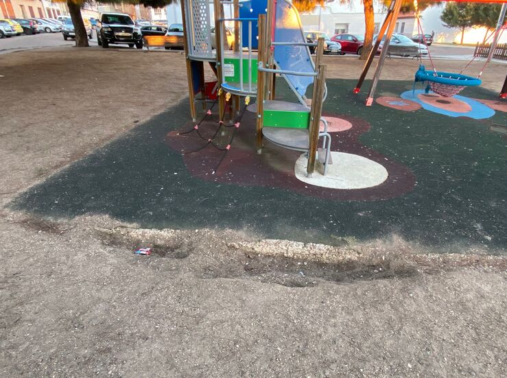 El PSOE de Badajoz critica el mal estado del parque infantil de Legado Macas