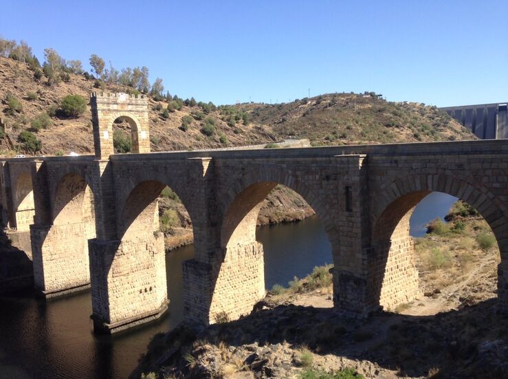 20 obras inspiradas en el Puente de Alcntara componen una exposicin que llega a Trujillo