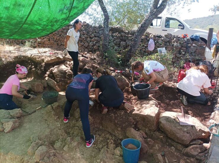 Jvenes de Extremadura Galicia y Andaluca investigan en Monumento Natural de las Cuevas