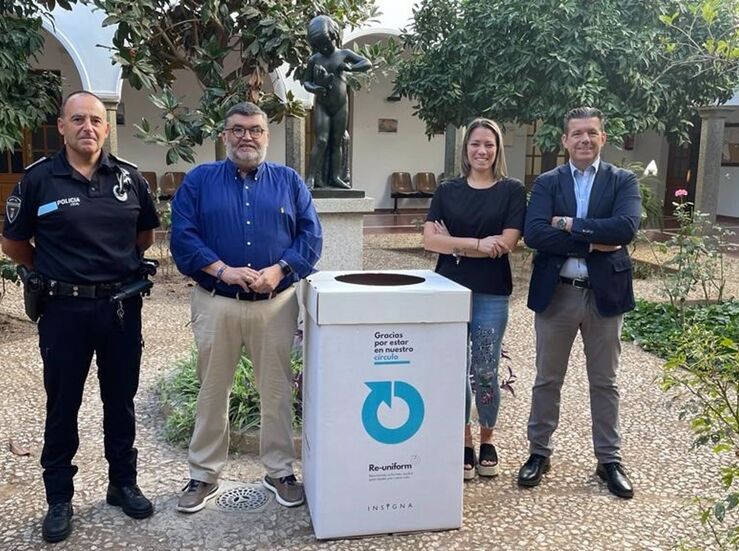 Los Santos de Maimona se adhiere a un programa para reciclar uniformes de polica local