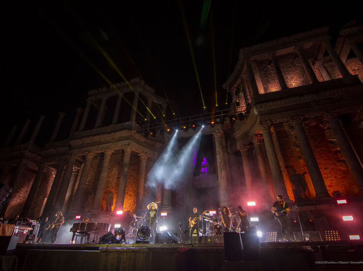 En el Stone Mal deslumbra con un espectacular concierto en el Teatro Romano de Mrida