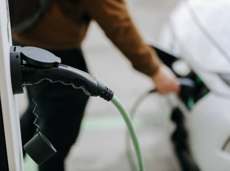 La Junta de Extremadura impulsa el conocimiento y uso del vehculo elctrico