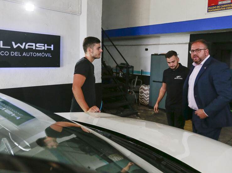 Osuna visita Details Wash un nuevo taller de lavado de coches en Mrida